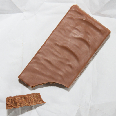 Tafel Milchschokolade mit angebrochener Ecke