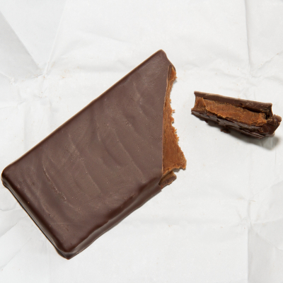 Tafel Edel-Vollmilchschokolade mit angebrochener Ecke