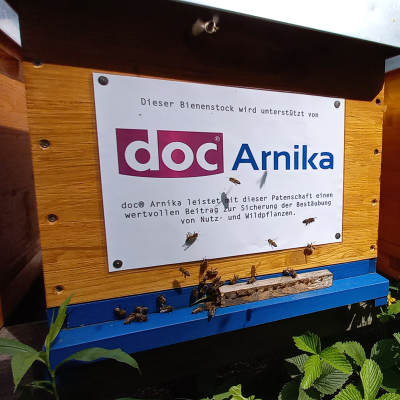 Werbeschild auf Bienenstock