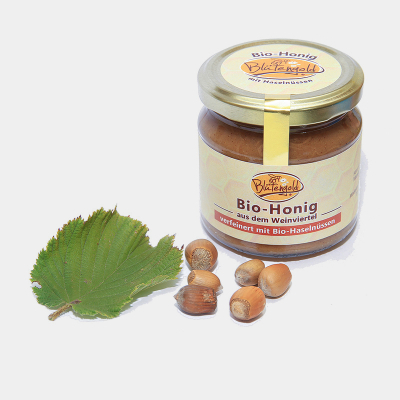 Honigglas mit Haselnüssen