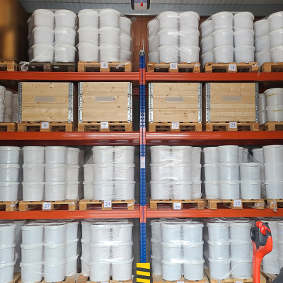 Paletten mit Honigeimer auf Hochregal