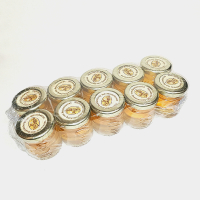 Honiggläser in Schrumpffolie