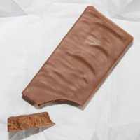 Tafel Milchschokolade mit angebrochener Ecke