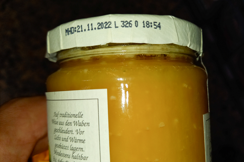 Mindesthaltbarkeits-Angabe am Honigglas