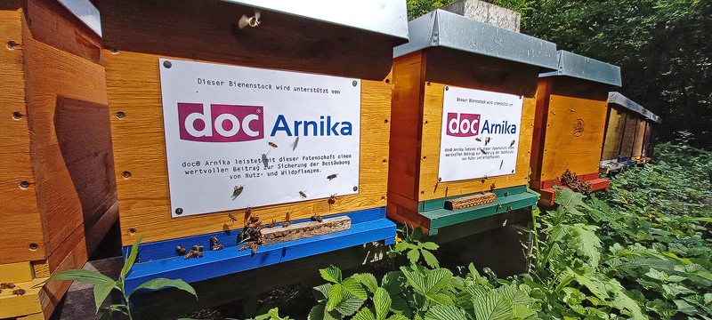 Bienenstöcke mit Werbeschild