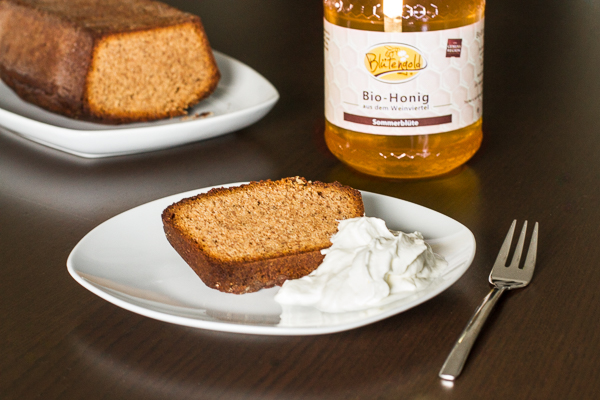 Adventkuchen mit Schlagobers und Honigglas