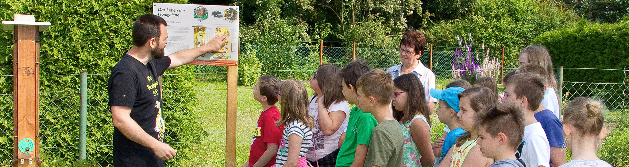 Kinder und Imker im Bienenlehrpfad